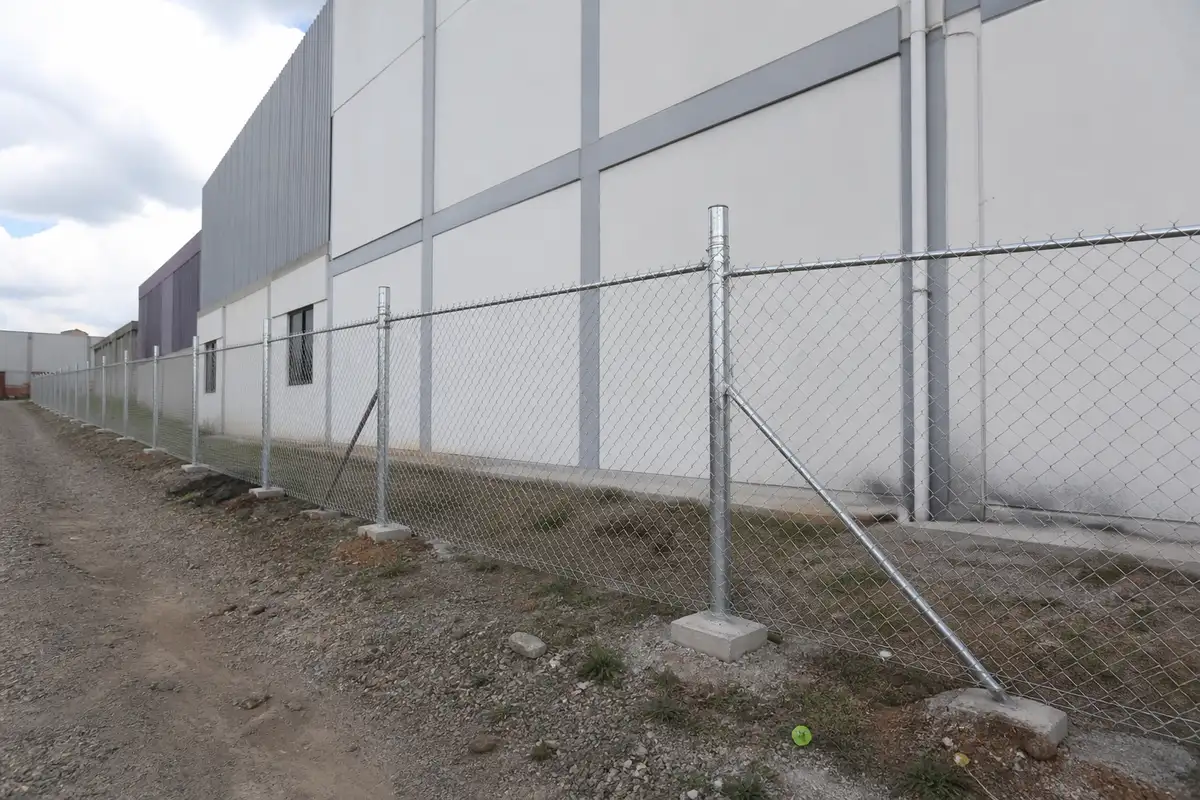 Malla ciclónica para nave industrial en Puebla
